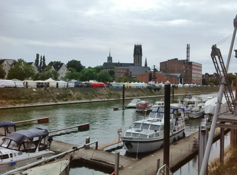 Yachten vor dem Bürofenster – im Hintergrund Rathaus und Salvatorkirche im Innenhafen Duisburg
