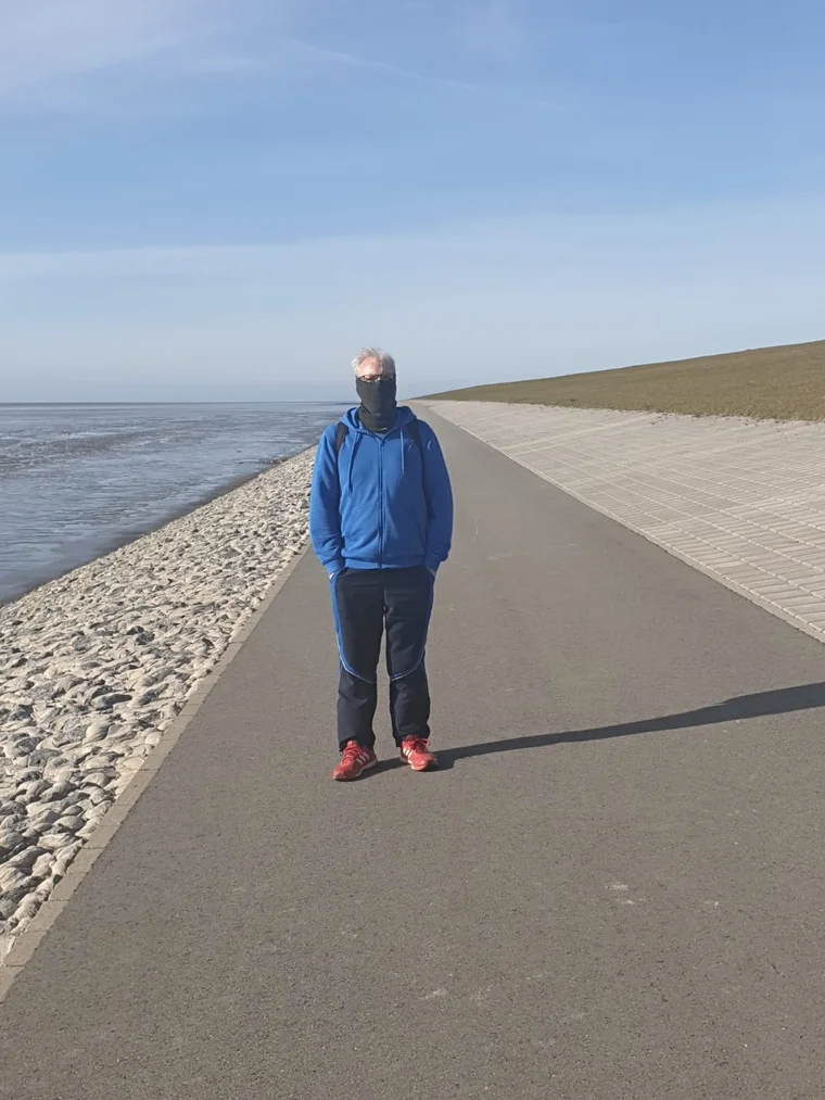 Am Deich – menschenleer, nur Wasser und Wind