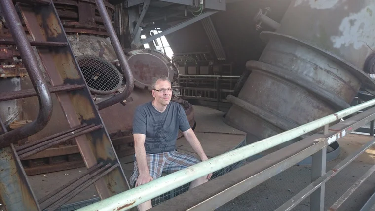 Mittendrin statt nur davor – Stahl, Treppen und Geschichte.