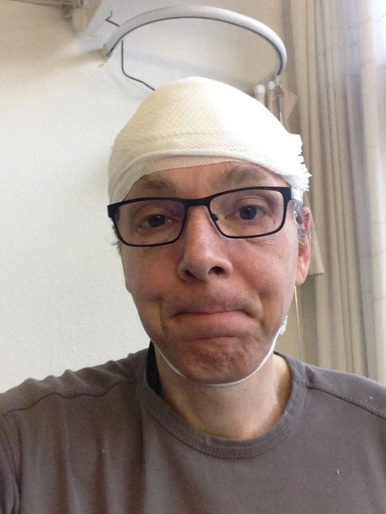 Mit Verband und Heiligenschein
