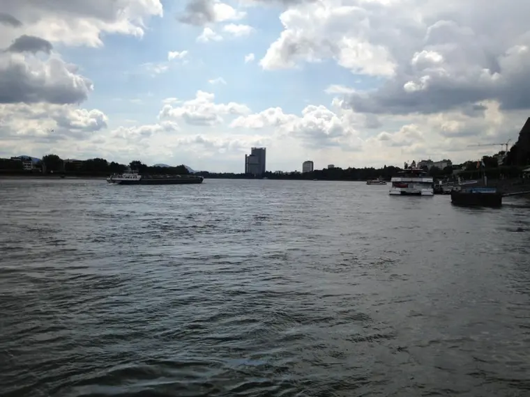 In der Realität wird noch viel Wasset den Rhein runterfließen