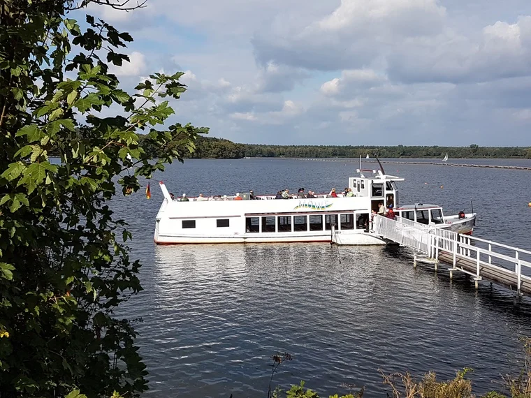 Die Möwe am Anleger – bereit für die Rundfahrt.