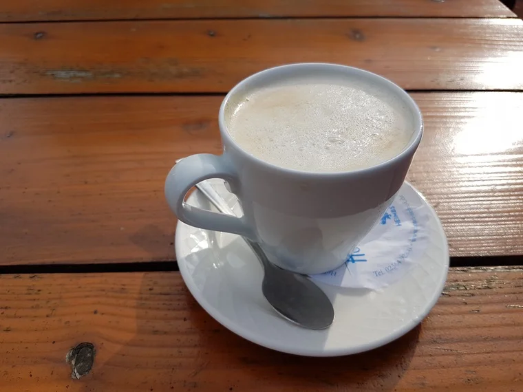 Eine Tasse Kaffee – der perfekte Begleiter für eine entspannte Fahrt.