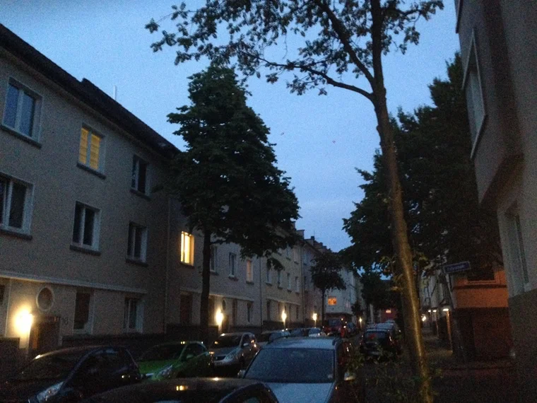 Meine kleine, gemütliche Straße am Abend.
