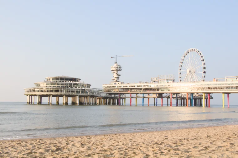Steg mit Riesenrad – perfekter Blick aufs Meer.