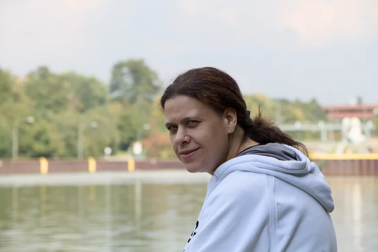 Sandra am Kanal – perfekter Moment für eine Pause.