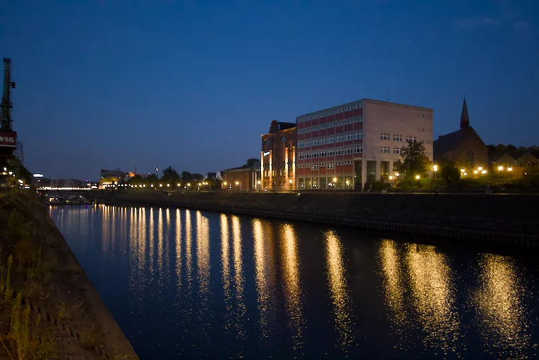 Innenhafen bei Nacht – stimmungsvolles Ende der Tour.