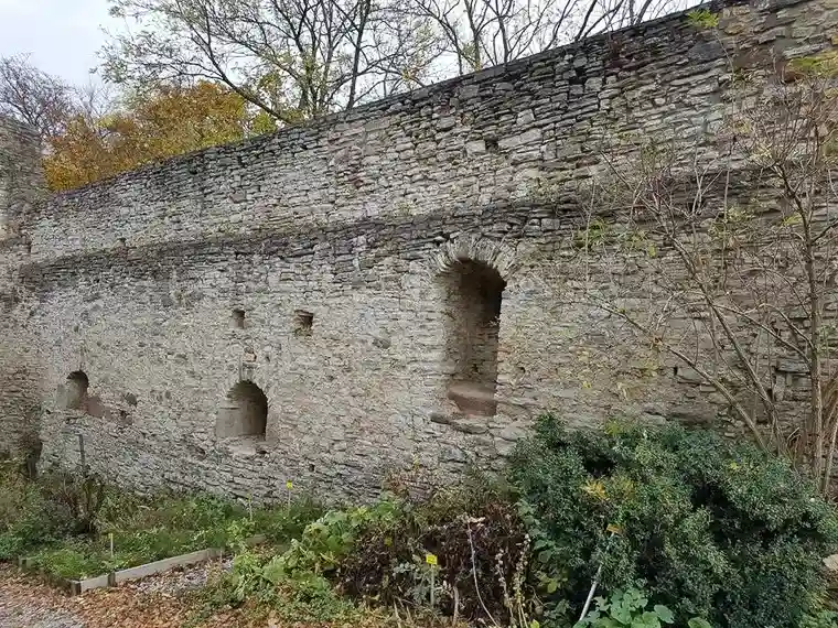 Die Ralle-Gedenkmauer in Stein gemeißelt