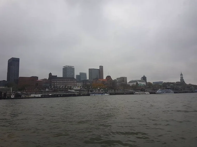 Blick vom Schiff auf das graue Hamburg