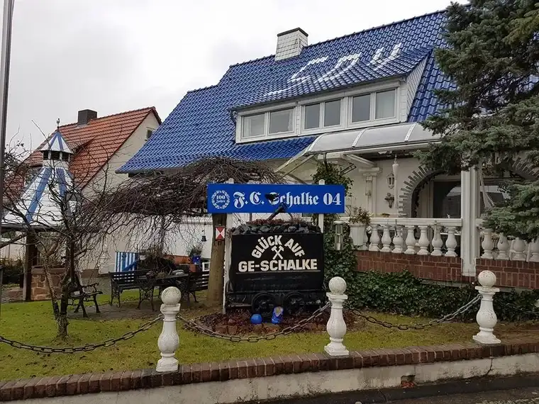 Königsblaues Dach und S04-Logo – Herz für Schalke