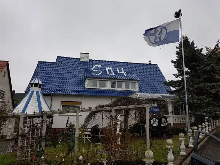 Privates Fanparadies von außen – direkt ins Auge stechend