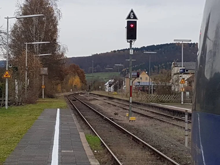 Eingleisige Strecke hinter dem Bahnhof – willkommen im Nichts