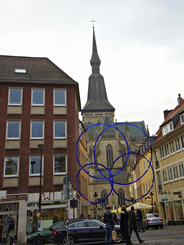 Der Künstler Felice Varini gestaltete die Kirche mit dem Werk „Vier Blaue Kreise“