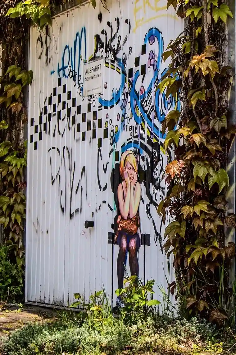 Farbenfrohe Garagenkunst