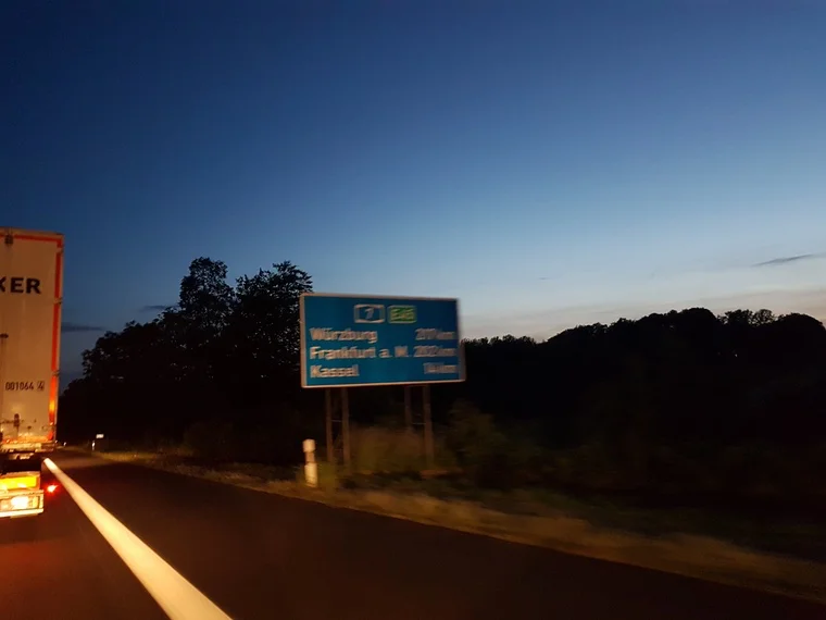 Die Schilder im Stau können die Vorfreude nicht trüben.