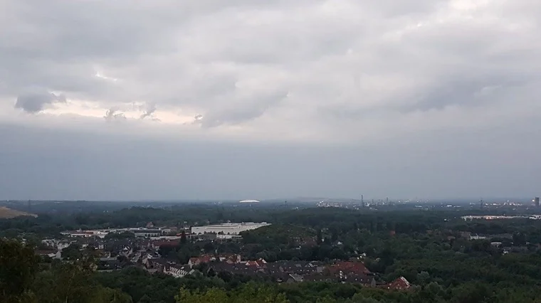 Weitblick bis zur Arena – Fußball im Blick.
