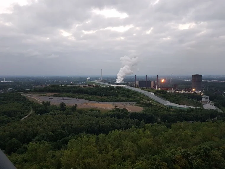 Industrieromantik pur – Skihalle, Gasometer und das Ruhrgebiet im Nebel.