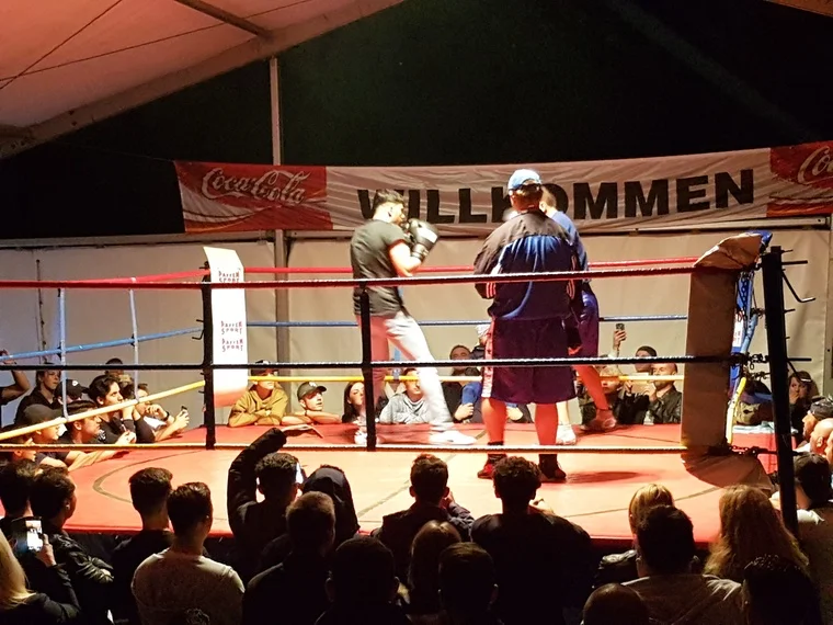 Mitten im Trubel: Ein Blick hinter die Kulissen der Boxbude.