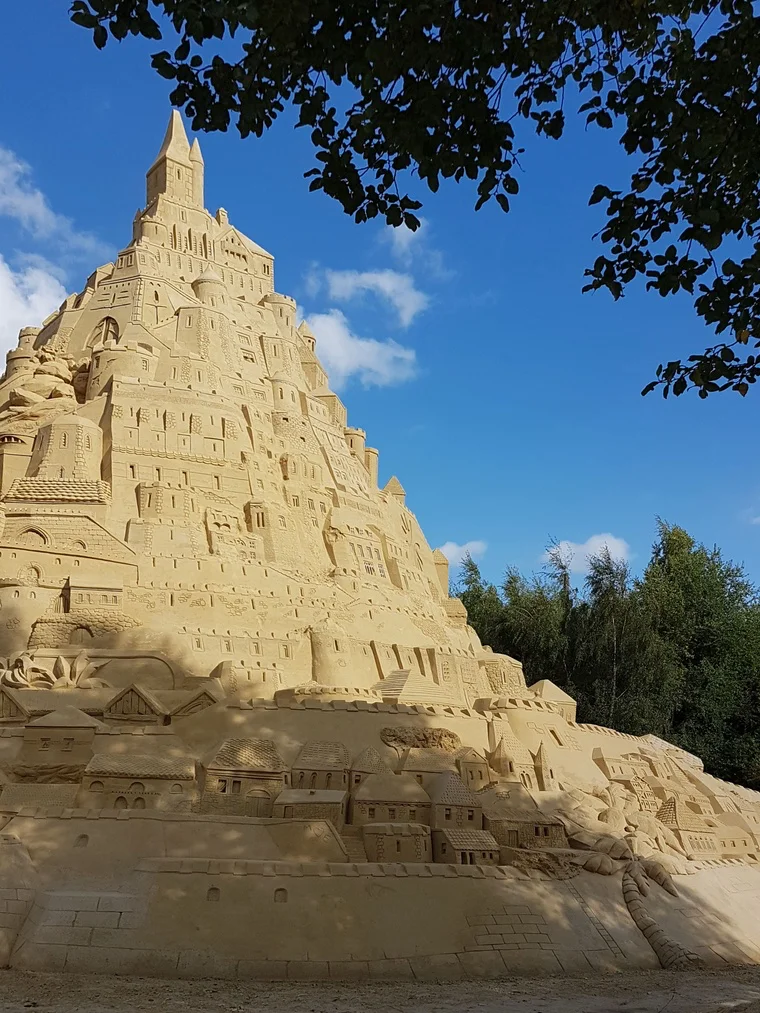 Die fertige Burg im Landschaftspark Duisburg.