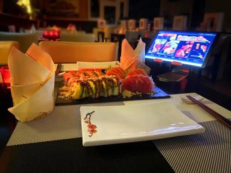 Tablet-Bestellung: futuristisches Sushi-Erlebnis mit leckerem Essen.