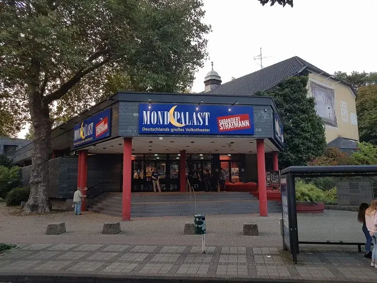 Eingang vom Mondpalast – die Bühne wartet.