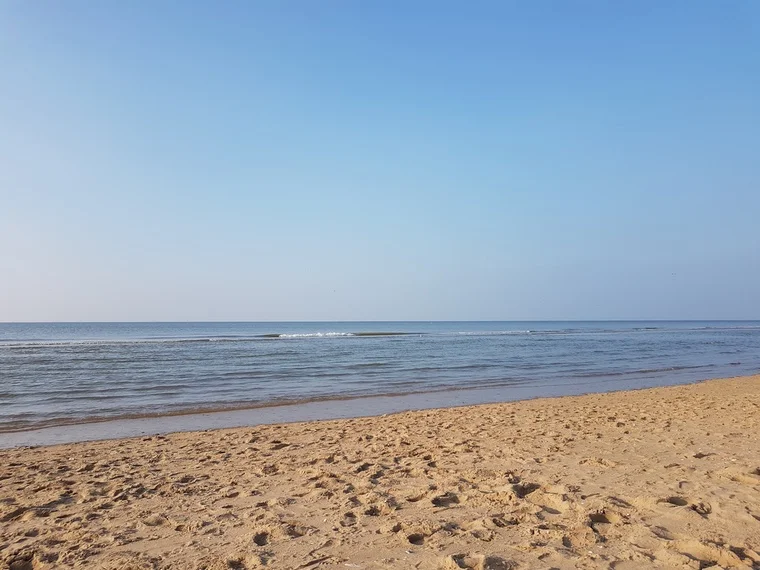 Leerer Strand, perfekte Ruhe zum Durchatmen.