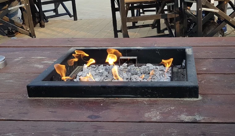 Tischfeuer im Strandkaffee – gemütlich und warm.