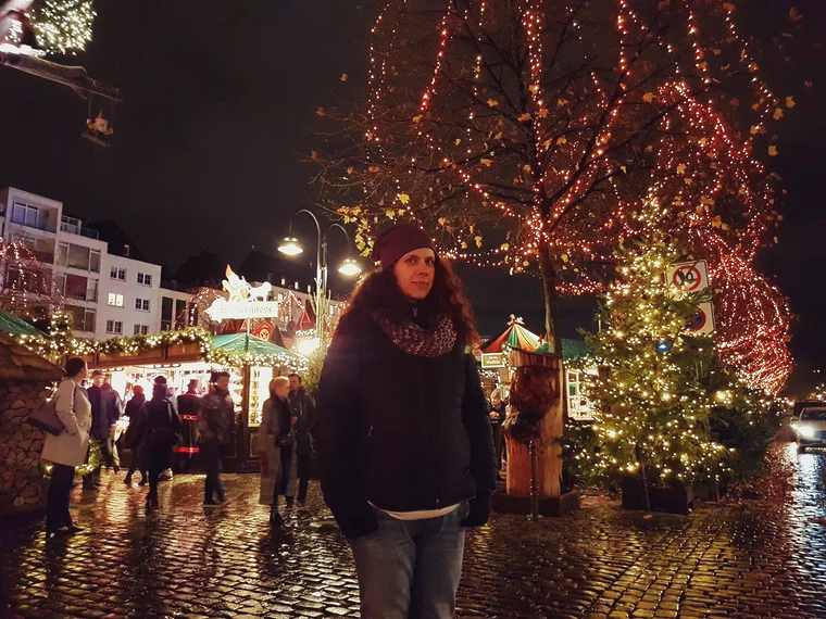 Sandra auf dem beleuchteten Weihnachtsmarkt