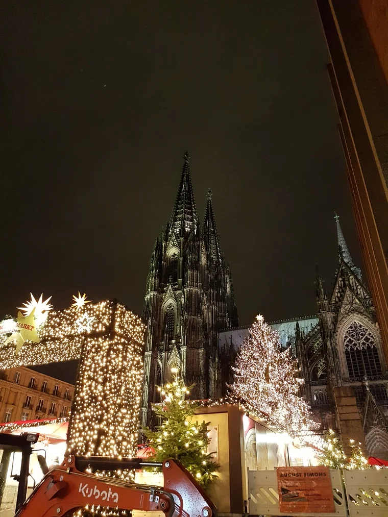 Lichtermeer mit Dom im Hintergrund