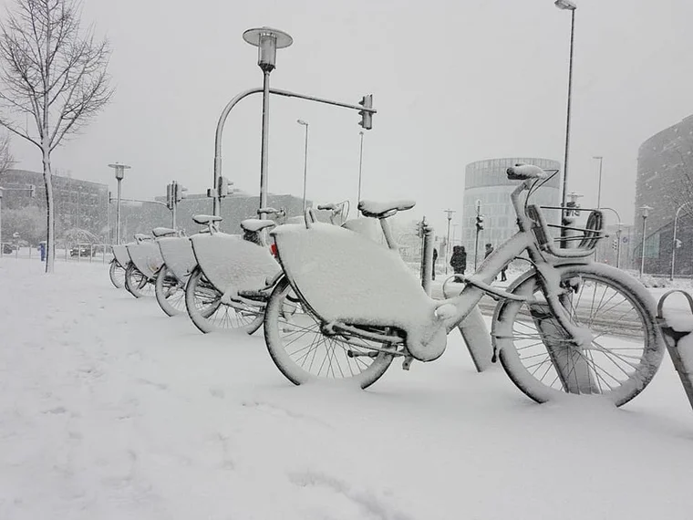 Eingeschneite Fahrräder
