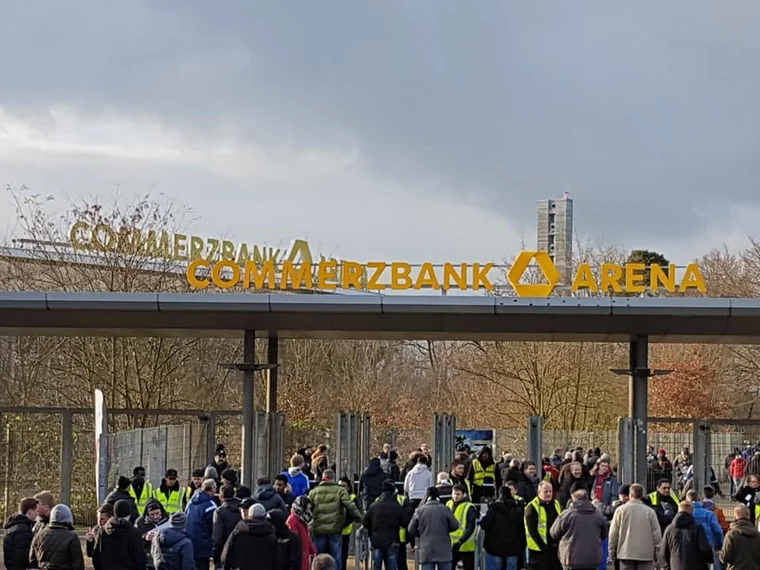 Beim Einlass – Sicherheitscheck bestanden, nichts wie rein ins Stadion