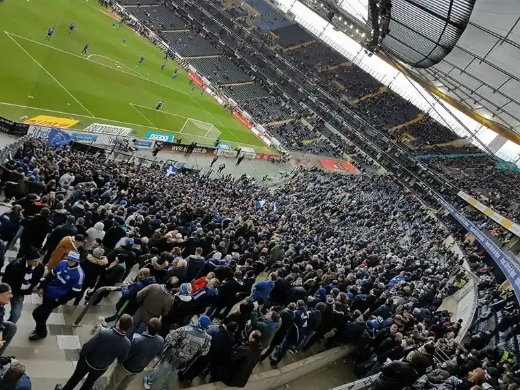 Warten auf den Anpfiff – Spannung steigt, Stimmung auch