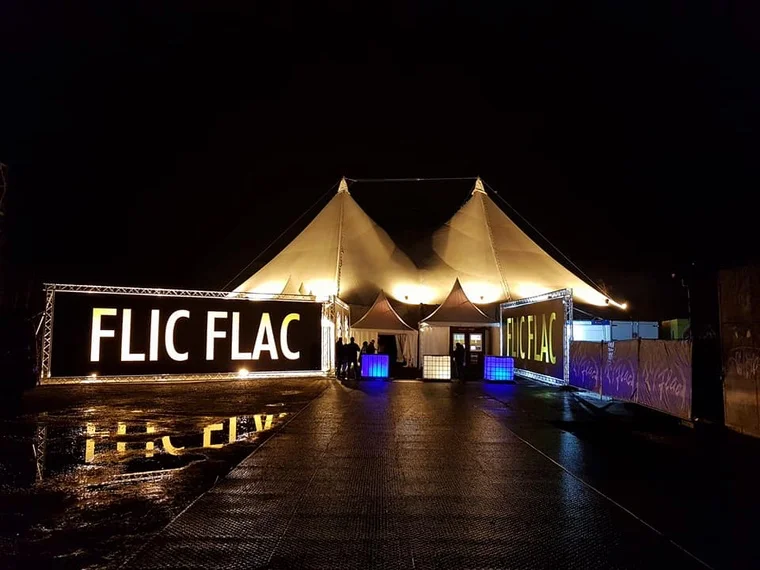 Beleuchteter Eingang bei Nacht