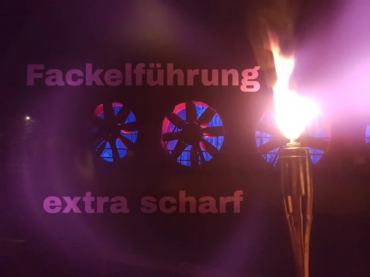 Beeindruckender Kühlturm bei Nacht