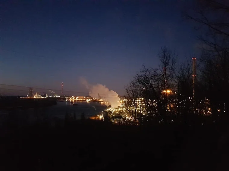 Blick über den Landschaftspark – die alten Hütten erstrahlen im Lichtermeer