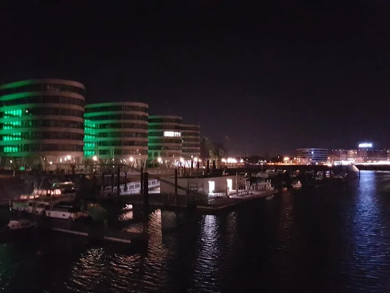 Innenhafen bei Nacht – Lichter spiegeln sich im Wasser