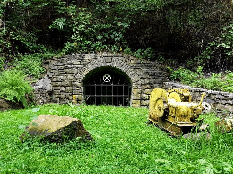 Diese Spuren erinnern daran, wie stark die Region vom Bergbau geprägt wurde