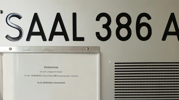 Vernehmungssaal – kein Ort, an dem man freiwillig sitzt.