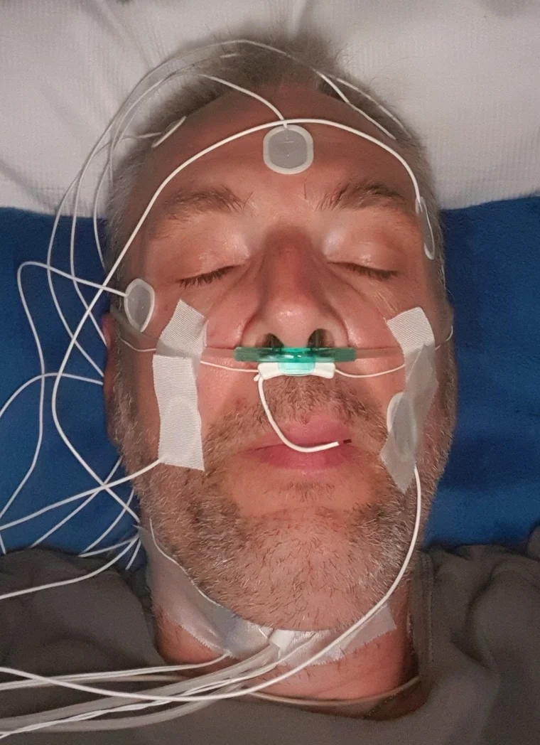 Verkabelt für die Nacht – Schlaflabor-Erfahrung pur.