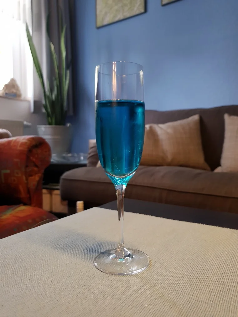 Hugo Blue – stilecht im Glas, farblich voll Schalke-kompatibel.