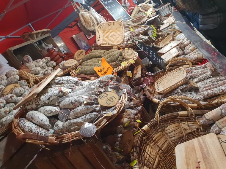Ein Wurststand, der mit seinen herzhaften Spezialitäten Lust auf mehr macht