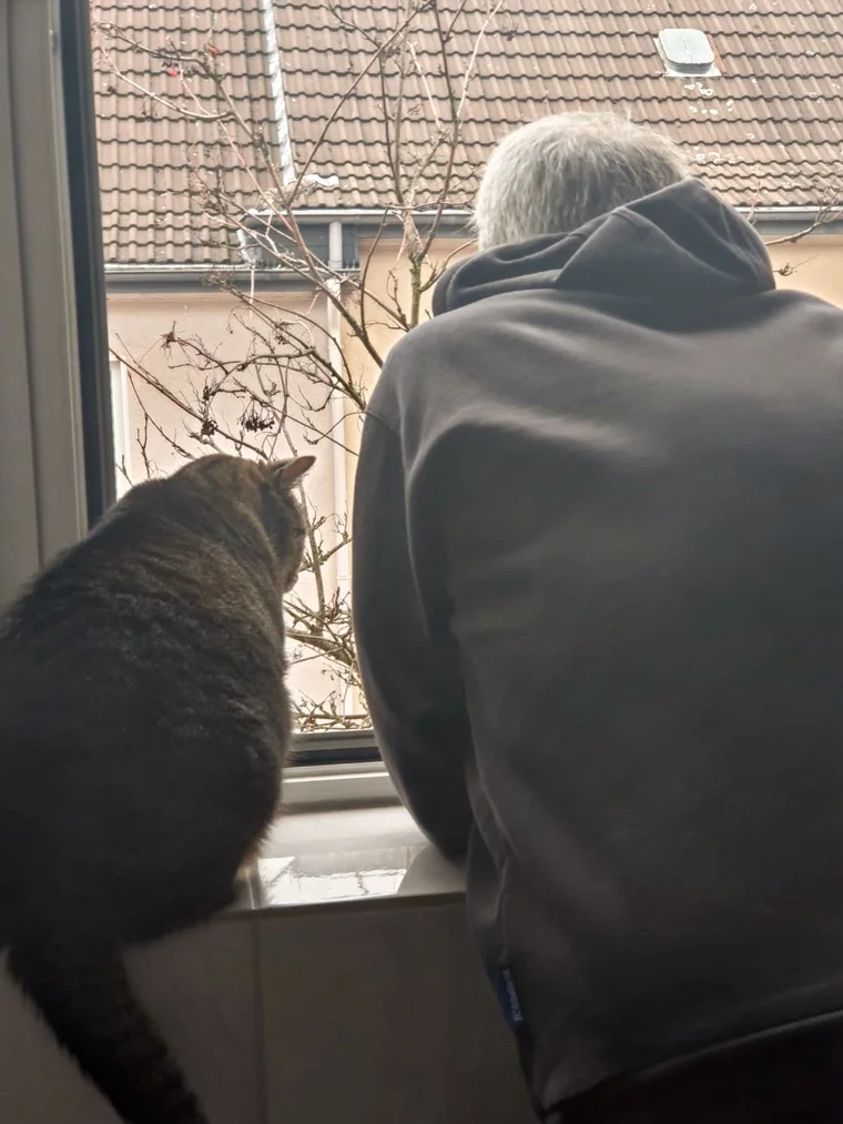 Man schaute aus dem Fenster – hier Leo und ich bei Pflege alter Traditionen