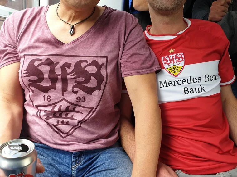Stuttgart-Fans in der Straßenbahn – auf dem Weg zum Stadion