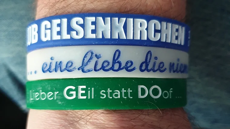 Revierderby mit Armbändchen-Aktion – Spenden für einen guten Zweck
