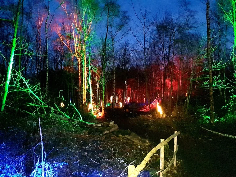 Wege mit bunten Lichtern