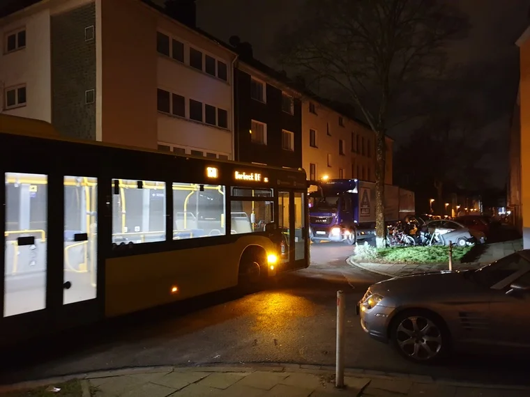 Bus und LKW auf der Windmühlenstraße – eine ungewöhnliche Szene in Essen