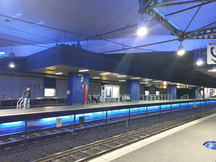 U-Bahn am Essener Hauptbahnhof – gespenstisch leer an einem Samstagabend.
