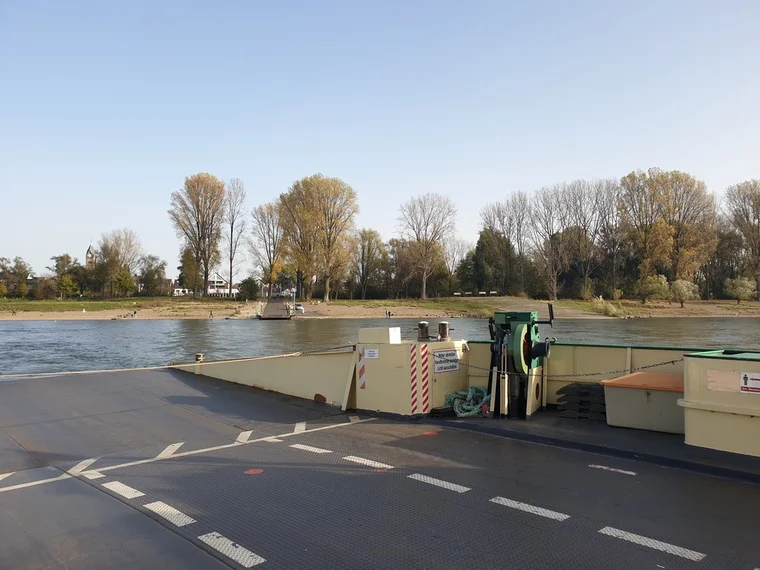 Auf der Fähre bei Leverkusen – Wind um die Nase, Freiheit im Herzen