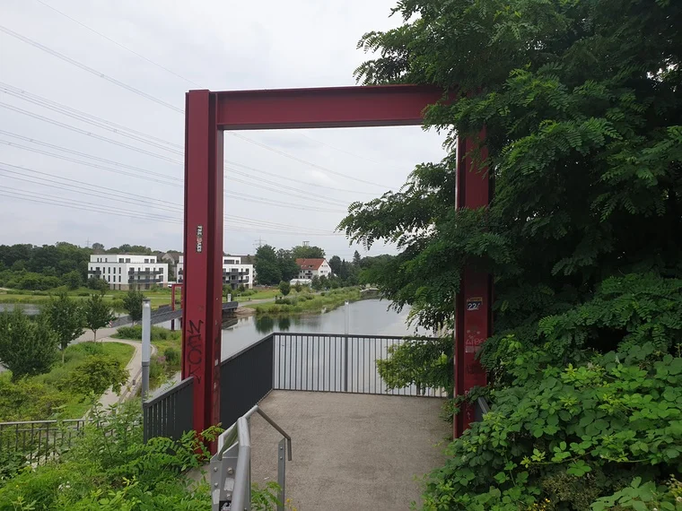 Der rote Brückenkopf. Umgebaute Bahnstrecken bieten ein Netz zum Radeln und Wandern