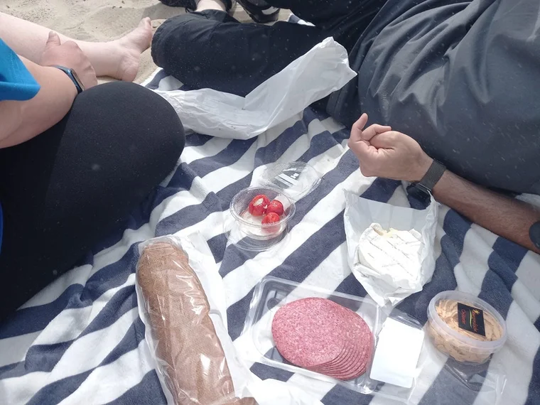 Krümel im Brot, Sand in der Tasche – läuft.